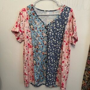 NWOT Chicyea Size Large short sleeve flowers shirt